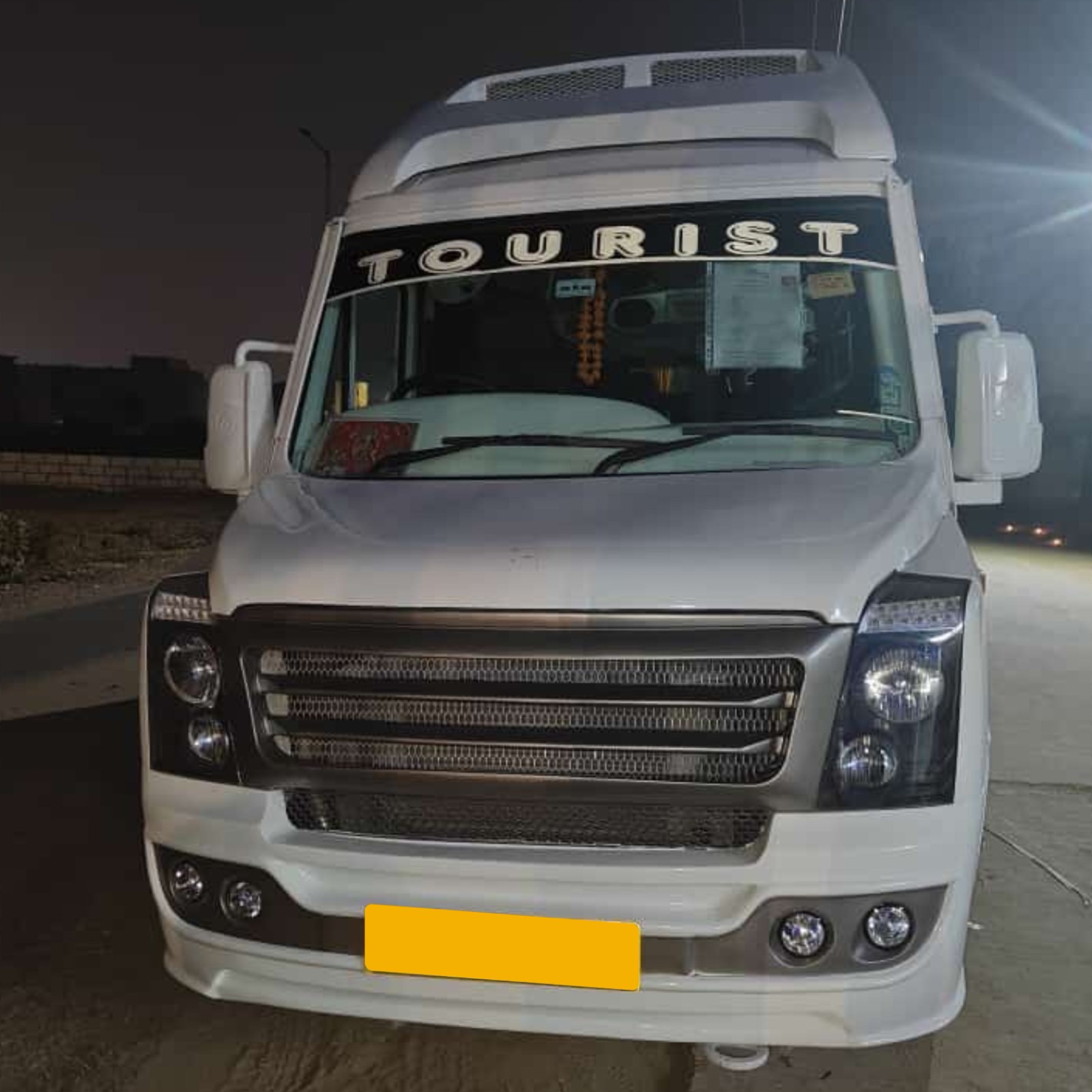 luxury tempo traveller jaipur